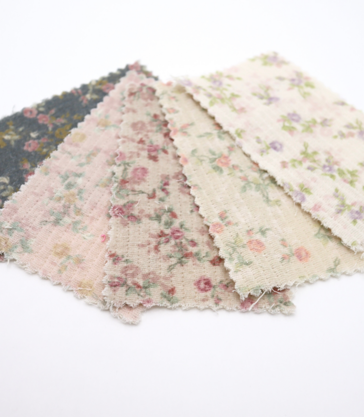 【25SS-264】小花柄プリント細キルティングヌビ　/0.5ｙあたり=～1110円