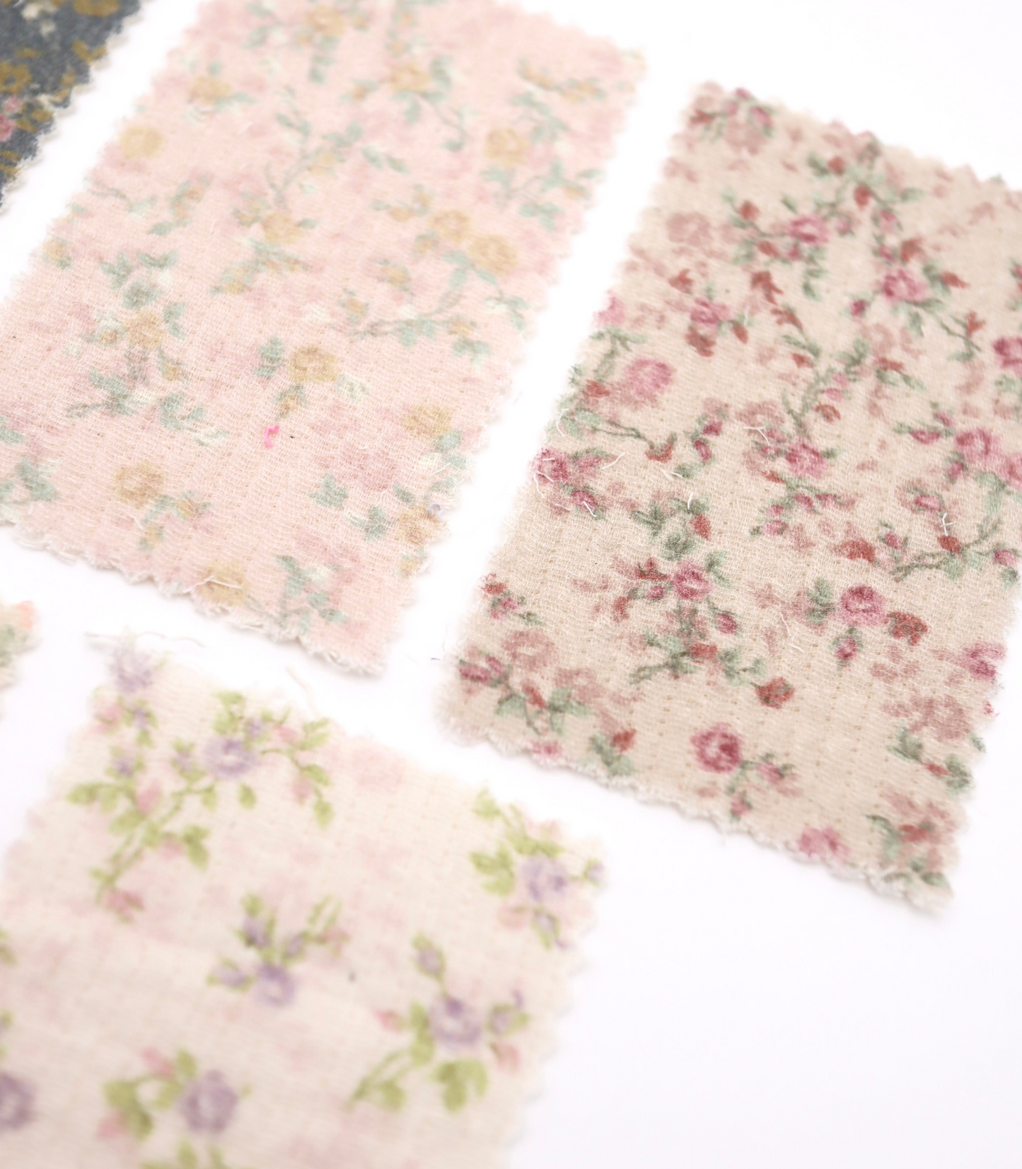 【25SS-264】小花柄プリント細キルティングヌビ　/0.5ｙあたり=～1110円