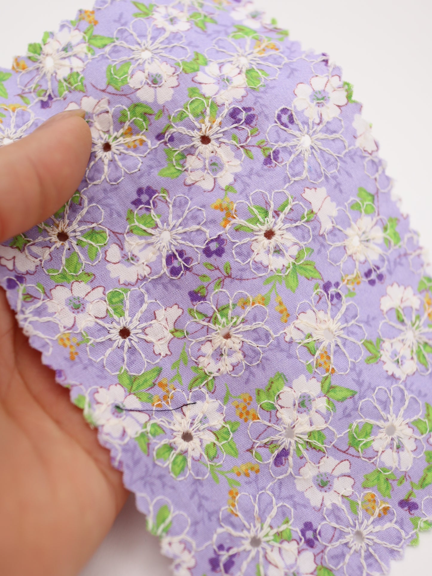 綿100%・フラワープリント×フラワー刺繍ローン生地｜【生地幅】約132センチ 【混率】綿100％｜春夏ブラウス・ワンピース・子供服向け