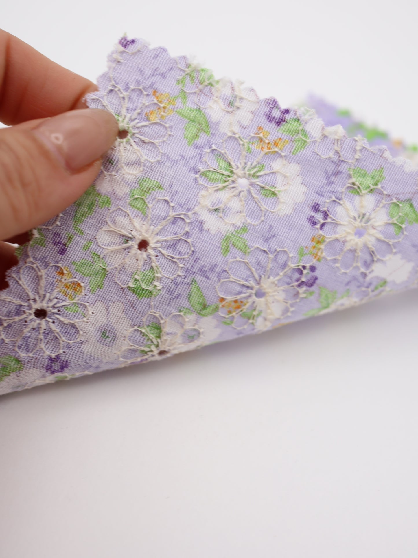 綿100%・フラワープリント×フラワー刺繍ローン生地｜【生地幅】約132センチ 【混率】綿100％｜春夏ブラウス・ワンピース・子供服向け