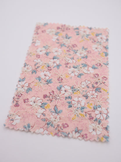 綿100%・フラワープリント×フラワー刺繍ローン生地｜【生地幅】約132センチ 【混率】綿100％｜春夏ブラウス・ワンピース・子供服向け