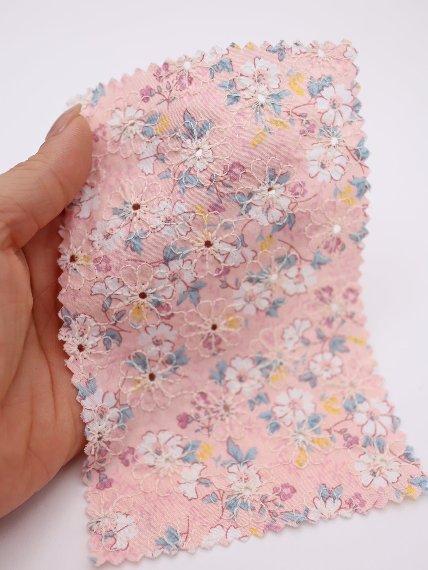 綿100%・フラワープリント×フラワー刺繍ローン生地｜【生地幅】約132センチ 【混率】綿100％｜春夏ブラウス・ワンピース・子供服向け
