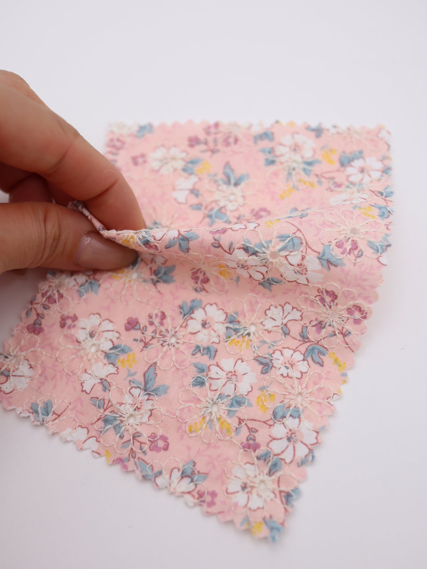 綿100%・フラワープリント×フラワー刺繍ローン生地｜【生地幅】約132センチ 【混率】綿100％｜春夏ブラウス・ワンピース・子供服向け