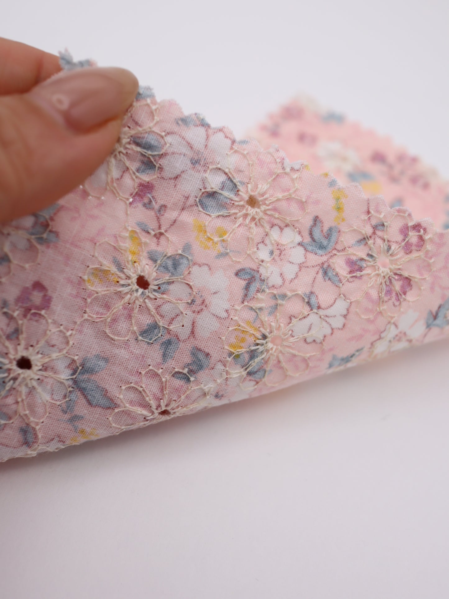 綿100%・フラワープリント×フラワー刺繍ローン生地｜【生地幅】約132センチ 【混率】綿100％｜春夏ブラウス・ワンピース・子供服向け