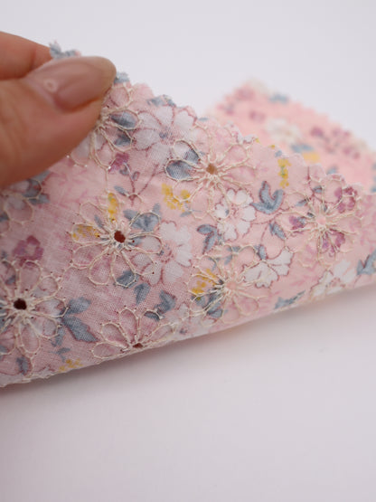 綿100%・フラワープリント×フラワー刺繍ローン生地｜【生地幅】約132センチ 【混率】綿100％｜春夏ブラウス・ワンピース・子供服向け