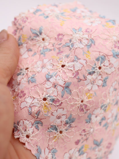 綿100%・フラワープリント×フラワー刺繍ローン生地｜【生地幅】約132センチ 【混率】綿100％｜春夏ブラウス・ワンピース・子供服向け