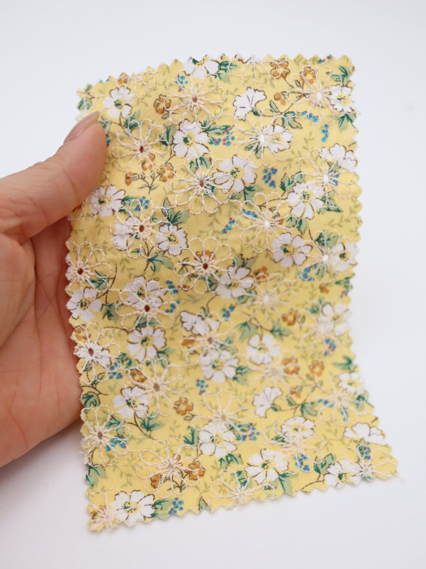 綿100%・フラワープリント×フラワー刺繍ローン生地｜【生地幅】約132センチ 【混率】綿100％｜春夏ブラウス・ワンピース・子供服向け