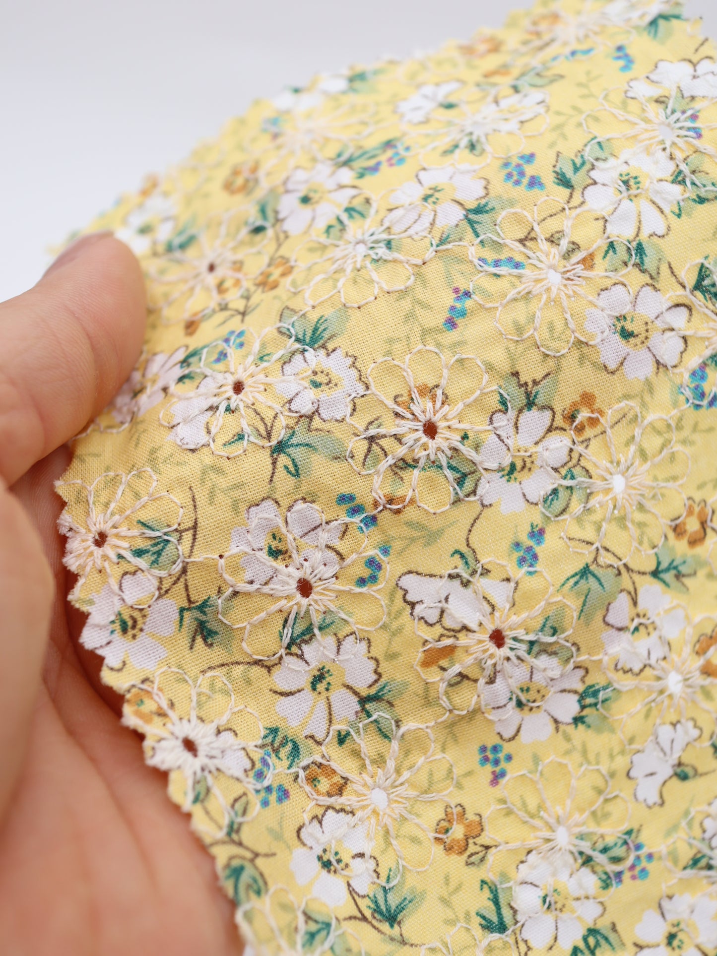 綿100%・フラワープリント×フラワー刺繍ローン生地｜【生地幅】約132センチ 【混率】綿100％｜春夏ブラウス・ワンピース・子供服向け