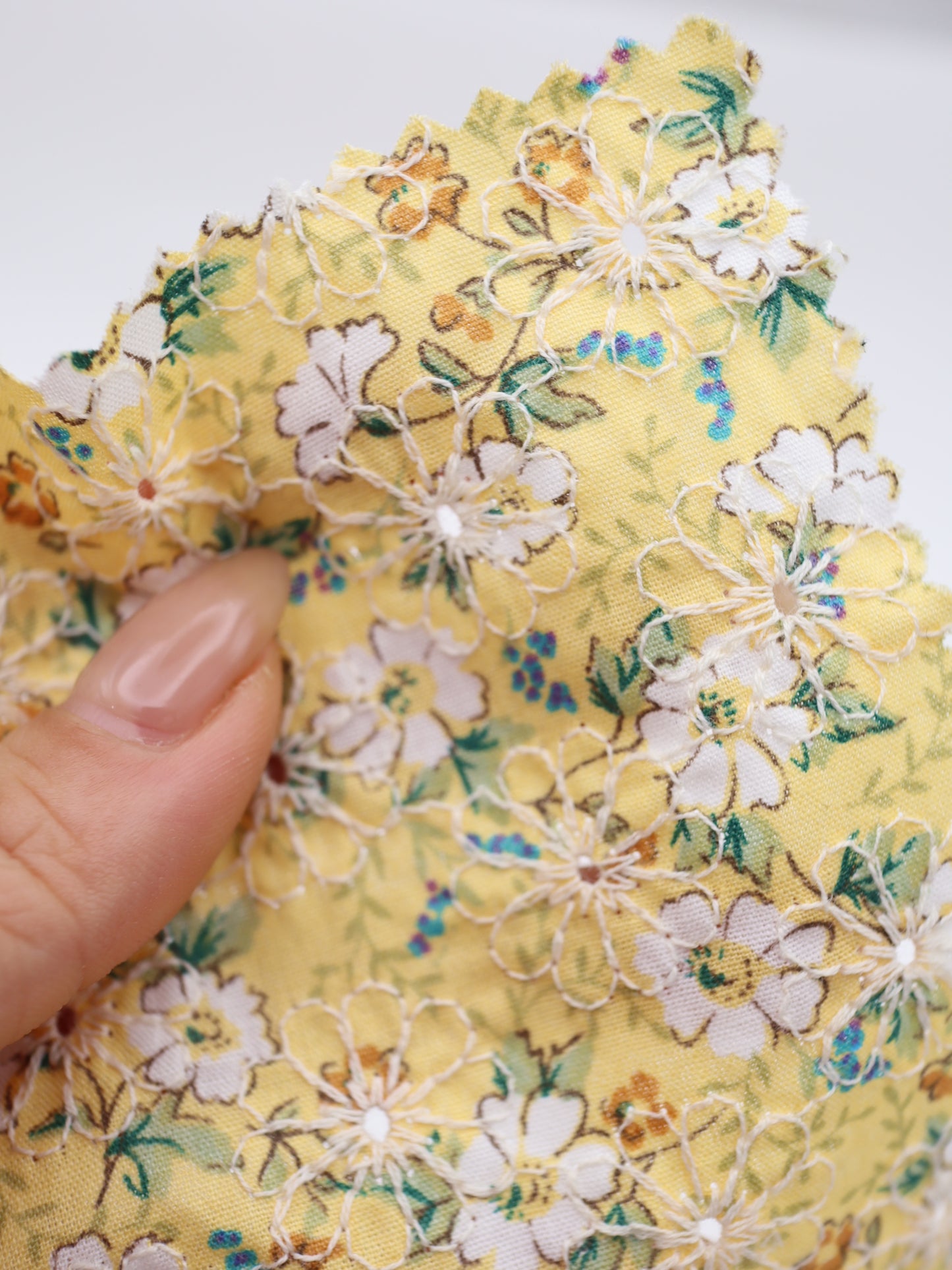 綿100%・フラワープリント×フラワー刺繍ローン生地｜【生地幅】約132センチ 【混率】綿100％｜春夏ブラウス・ワンピース・子供服向け