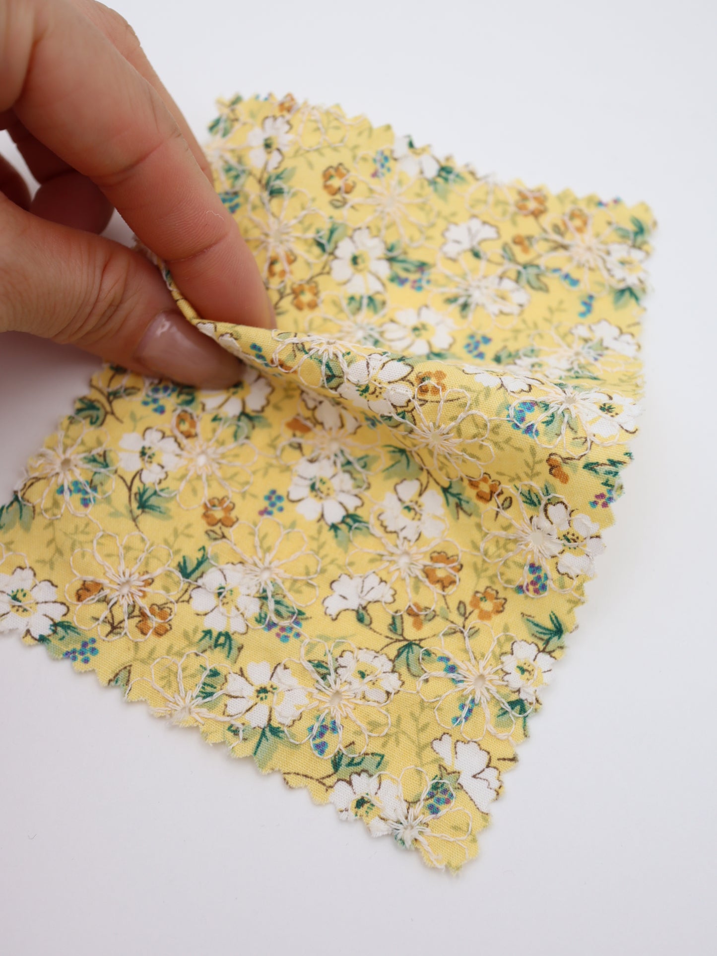 綿100%・フラワープリント×フラワー刺繍ローン生地｜【生地幅】約132センチ 【混率】綿100％｜春夏ブラウス・ワンピース・子供服向け