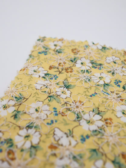 綿100%・フラワープリント×フラワー刺繍ローン生地｜【生地幅】約132センチ 【混率】綿100％｜春夏ブラウス・ワンピース・子供服向け