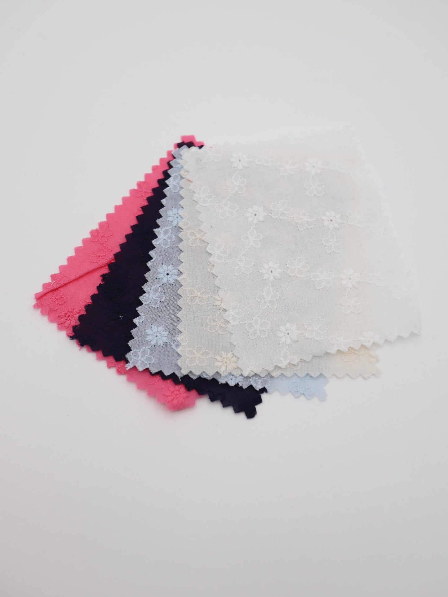 綿100%・プチフラワー刺繍ローン生地｜【生地幅】約129センチ 【混率】綿100％｜春夏ブラウス・ワンピース・子供服向け