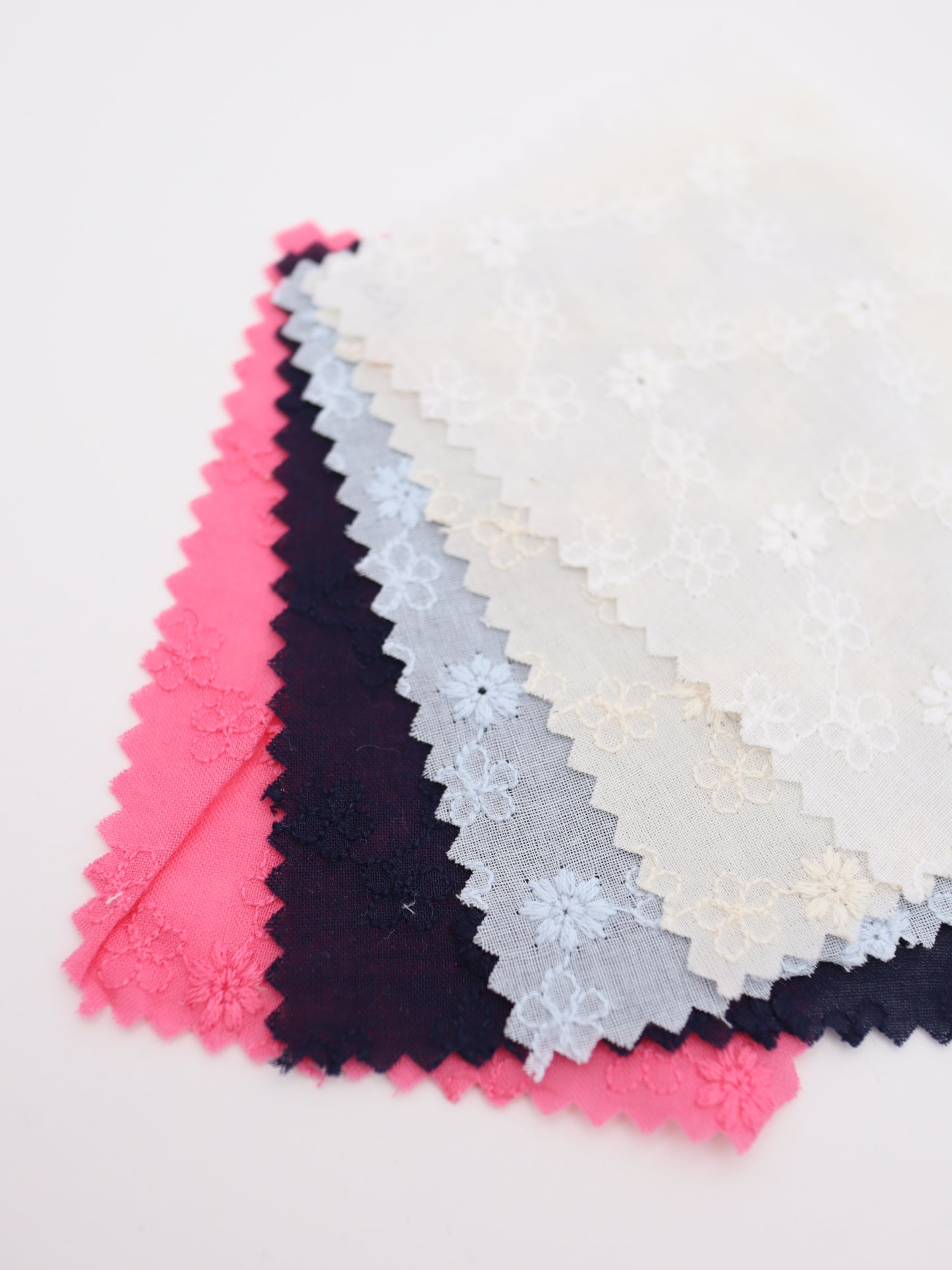 綿100%・プチフラワー刺繍ローン生地｜【生地幅】約129センチ 【混率】綿100％｜春夏ブラウス・ワンピース・子供服向け