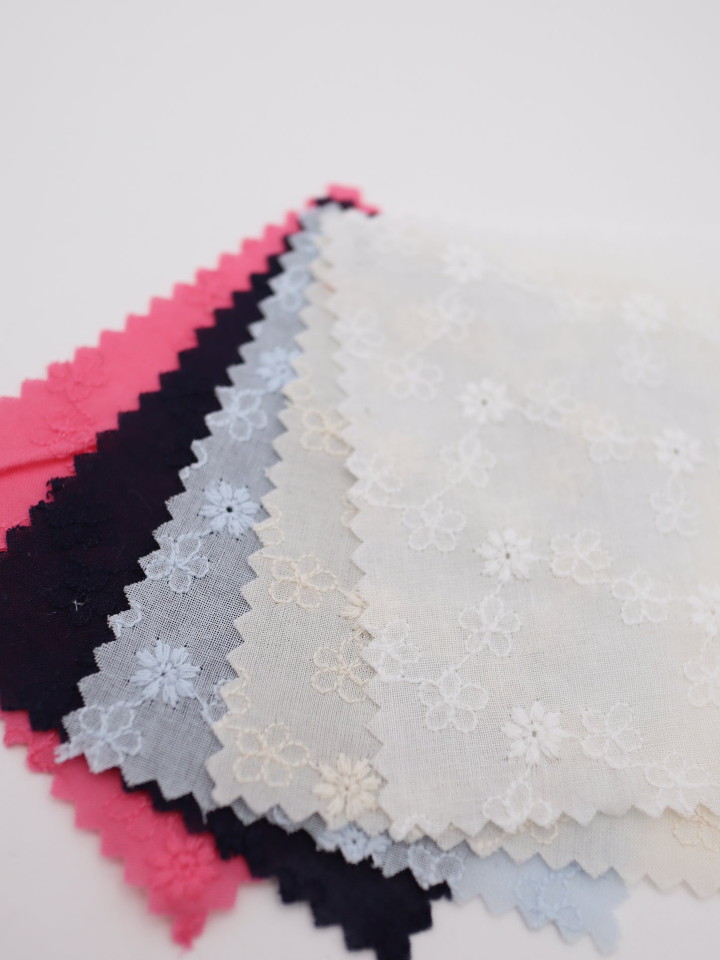 綿100%・プチフラワー刺繍ローン生地｜【生地幅】約129センチ 【混率】綿100％｜春夏ブラウス・ワンピース・子供服向け