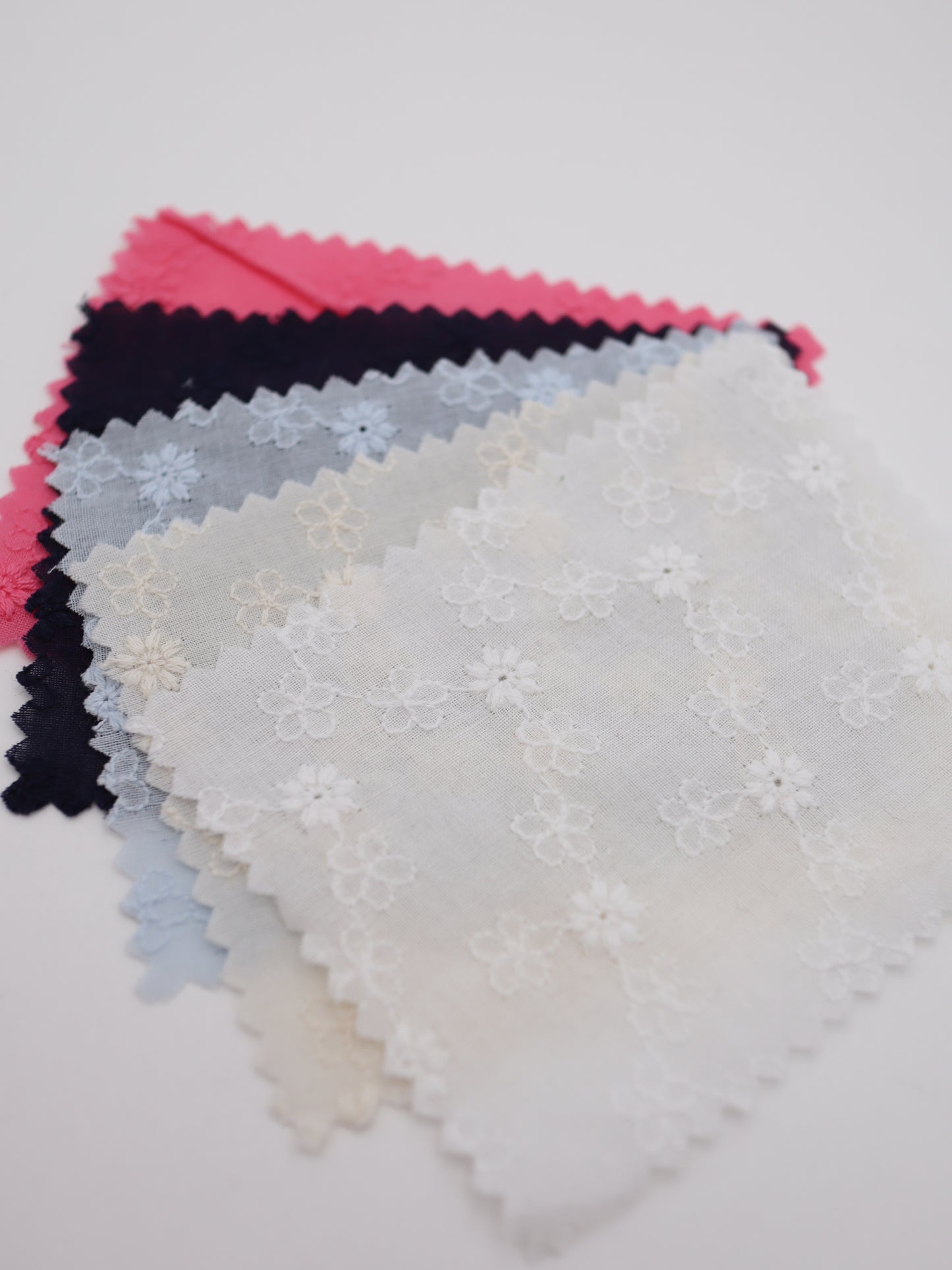 綿100%・プチフラワー刺繍ローン生地｜【生地幅】約129センチ 【混率】綿100％｜春夏ブラウス・ワンピース・子供服向け