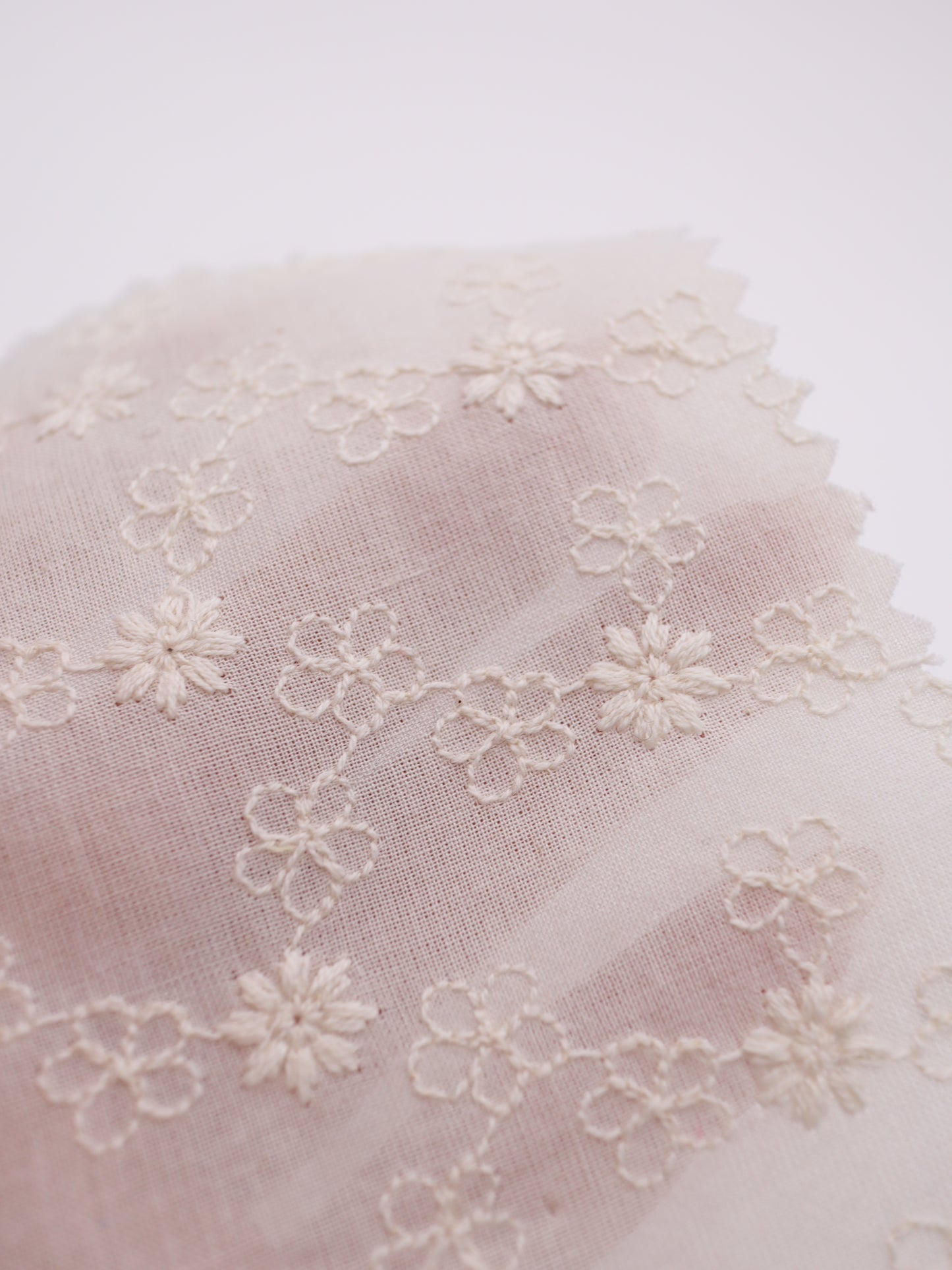 綿100%・プチフラワー刺繍ローン生地｜【生地幅】約129センチ 【混率】綿100％｜春夏ブラウス・ワンピース・子供服向け