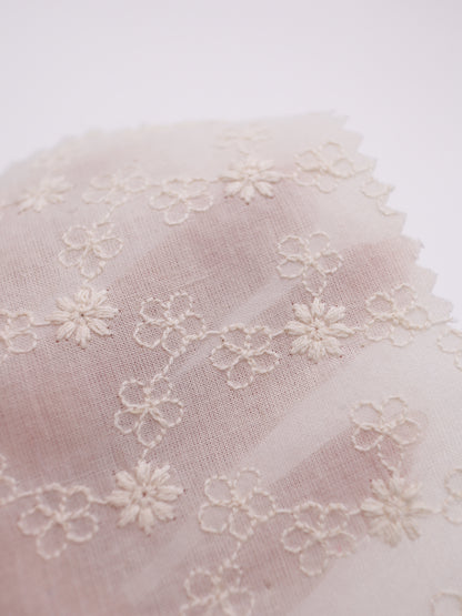 綿100%・プチフラワー刺繍ローン生地｜【生地幅】約129センチ 【混率】綿100％｜春夏ブラウス・ワンピース・子供服向け