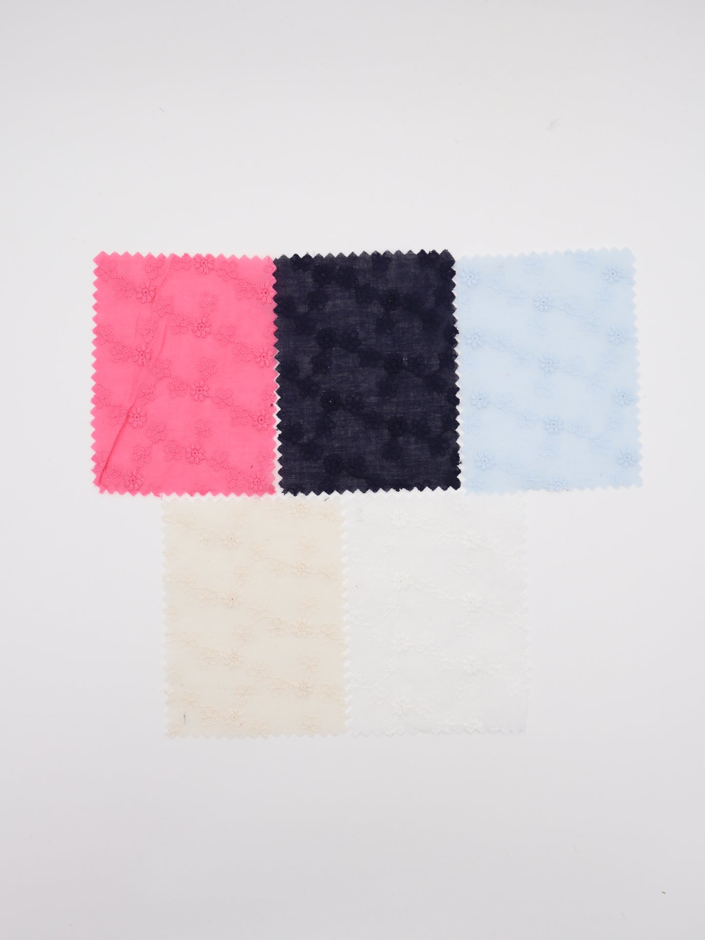 綿100%・プチフラワー刺繍ローン生地｜【生地幅】約129センチ 【混率】綿100％｜春夏ブラウス・ワンピース・子供服向け