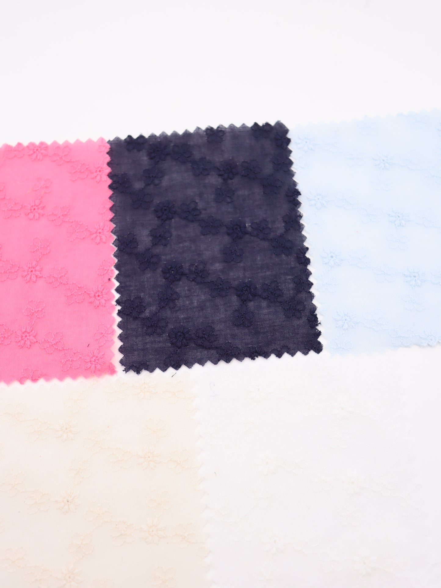 綿100%・プチフラワー刺繍ローン生地｜【生地幅】約129センチ 【混率】綿100％｜春夏ブラウス・ワンピース・子供服向け