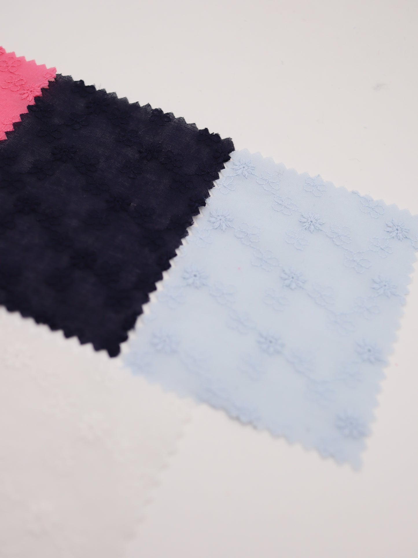 綿100%・プチフラワー刺繍ローン生地｜【生地幅】約129センチ 【混率】綿100％｜春夏ブラウス・ワンピース・子供服向け
