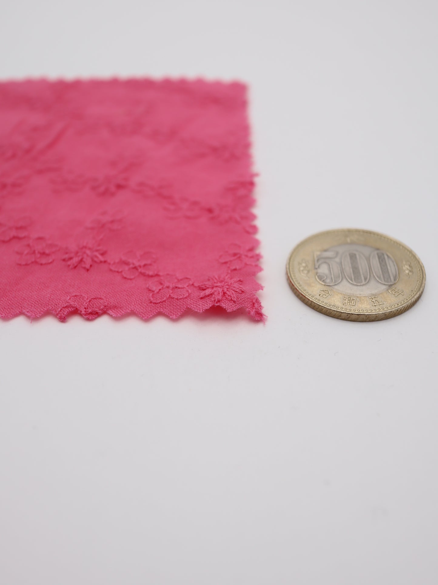 綿100%・プチフラワー刺繍ローン生地｜【生地幅】約129センチ 【混率】綿100％｜春夏ブラウス・ワンピース・子供服向け