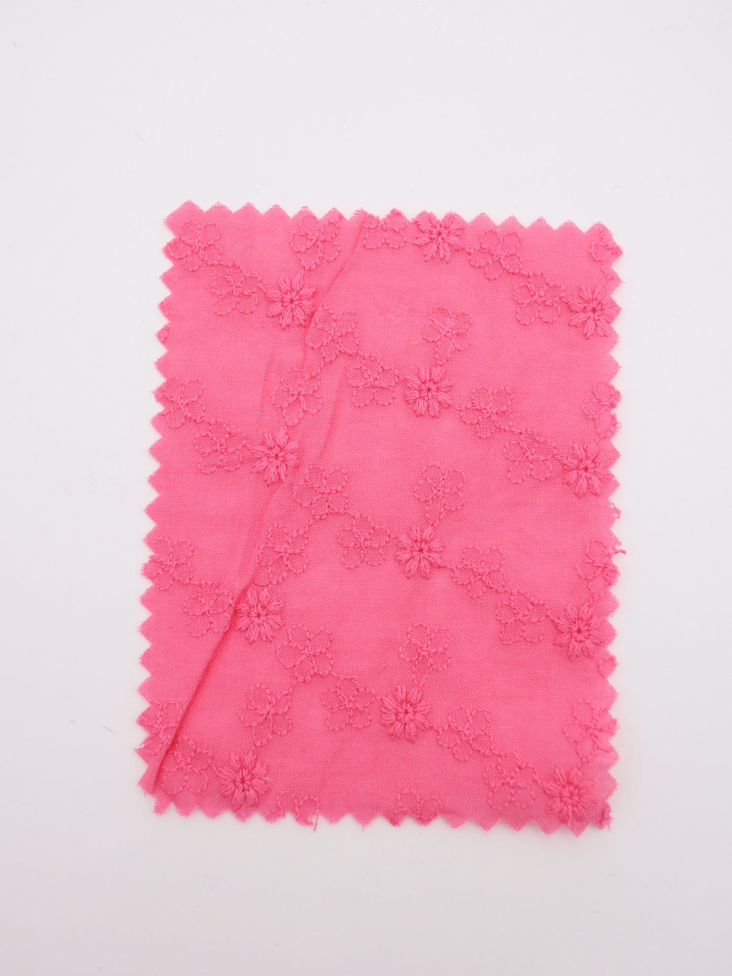 綿100%・プチフラワー刺繍ローン生地｜【生地幅】約129センチ 【混率】綿100％｜春夏ブラウス・ワンピース・子供服向け