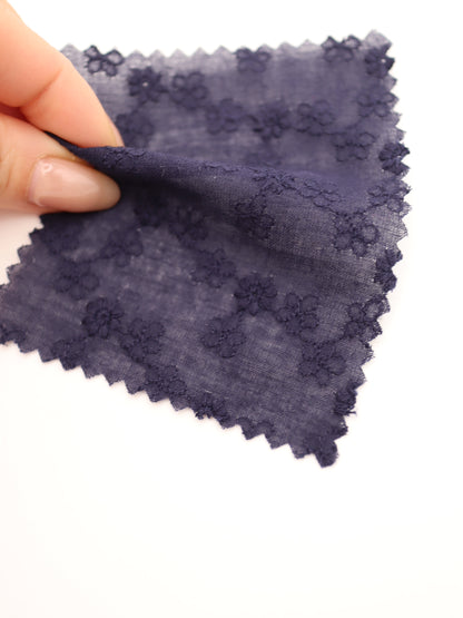 綿100%・プチフラワー刺繍ローン生地｜【生地幅】約129センチ 【混率】綿100％｜春夏ブラウス・ワンピース・子供服向け