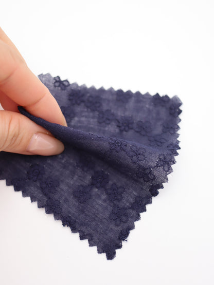 綿100%・プチフラワー刺繍ローン生地｜【生地幅】約129センチ 【混率】綿100％｜春夏ブラウス・ワンピース・子供服向け