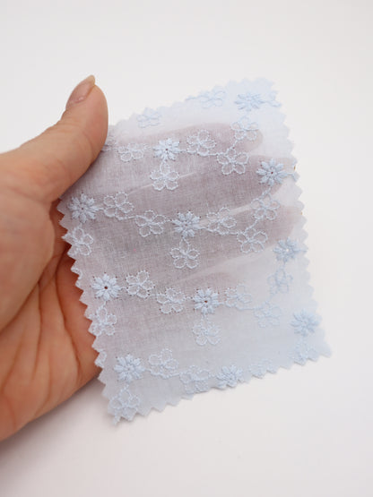 綿100%・プチフラワー刺繍ローン生地｜【生地幅】約129センチ 【混率】綿100％｜春夏ブラウス・ワンピース・子供服向け