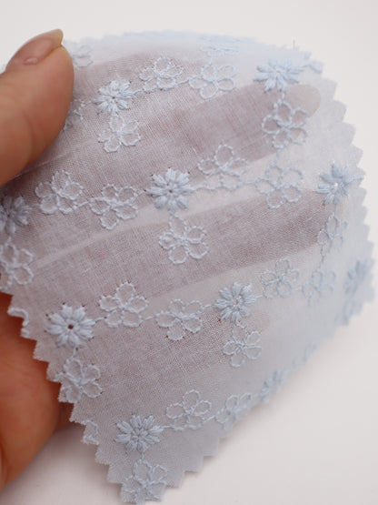 綿100%・プチフラワー刺繍ローン生地｜【生地幅】約129センチ 【混率】綿100％｜春夏ブラウス・ワンピース・子供服向け