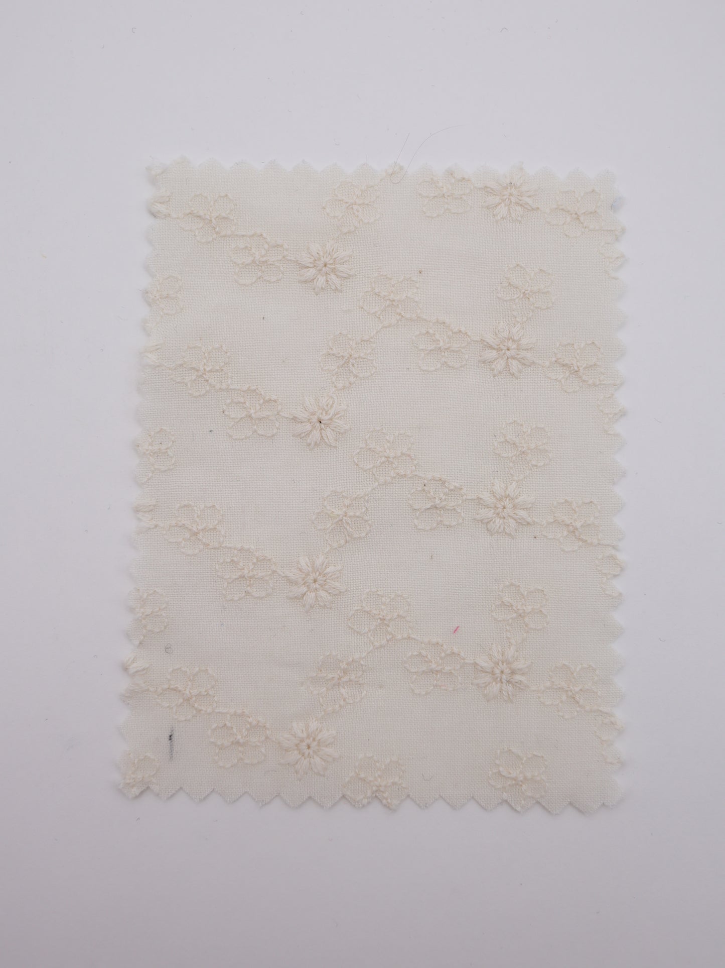 綿100%・プチフラワー刺繍ローン生地｜【生地幅】約129センチ 【混率】綿100％｜春夏ブラウス・ワンピース・子供服向け