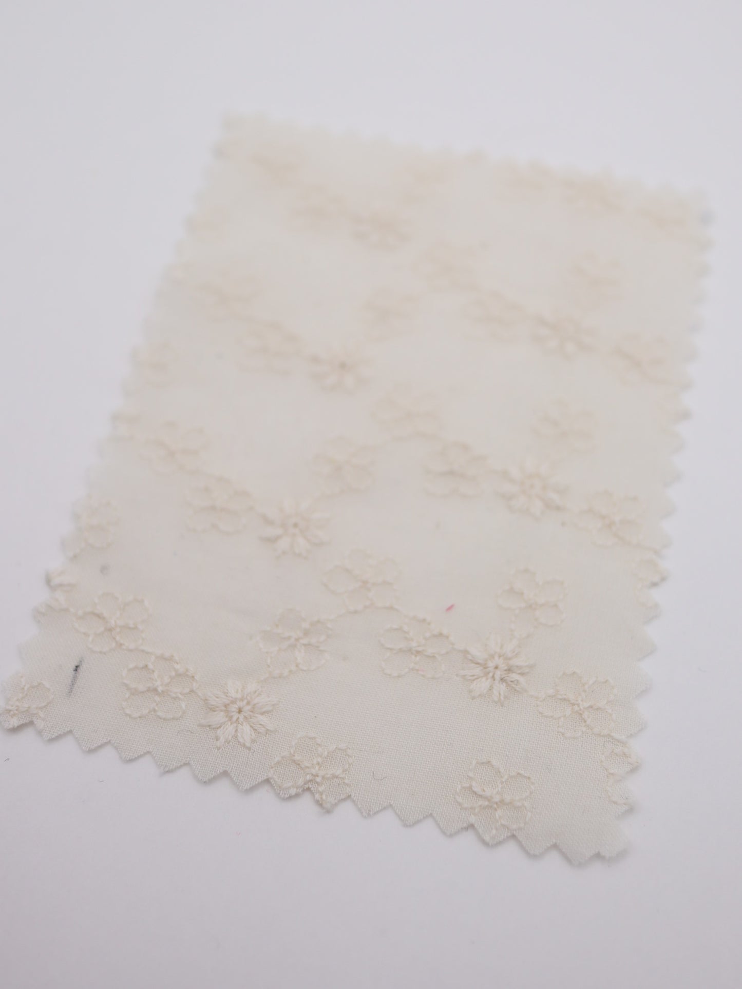 綿100%・プチフラワー刺繍ローン生地｜【生地幅】約129センチ 【混率】綿100％｜春夏ブラウス・ワンピース・子供服向け