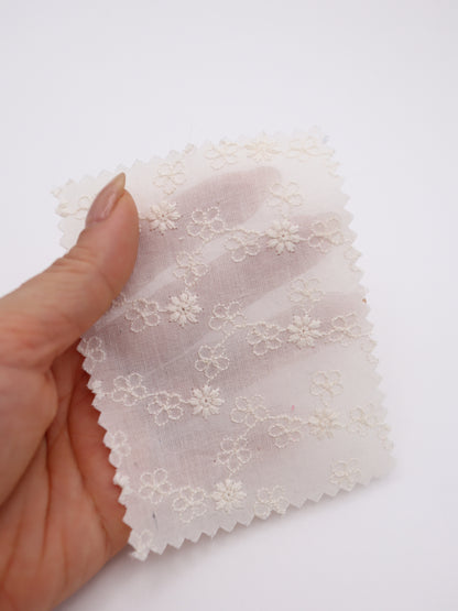 綿100%・プチフラワー刺繍ローン生地｜【生地幅】約129センチ 【混率】綿100％｜春夏ブラウス・ワンピース・子供服向け
