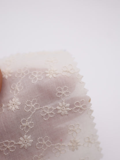 綿100%・プチフラワー刺繍ローン生地｜【生地幅】約129センチ 【混率】綿100％｜春夏ブラウス・ワンピース・子供服向け