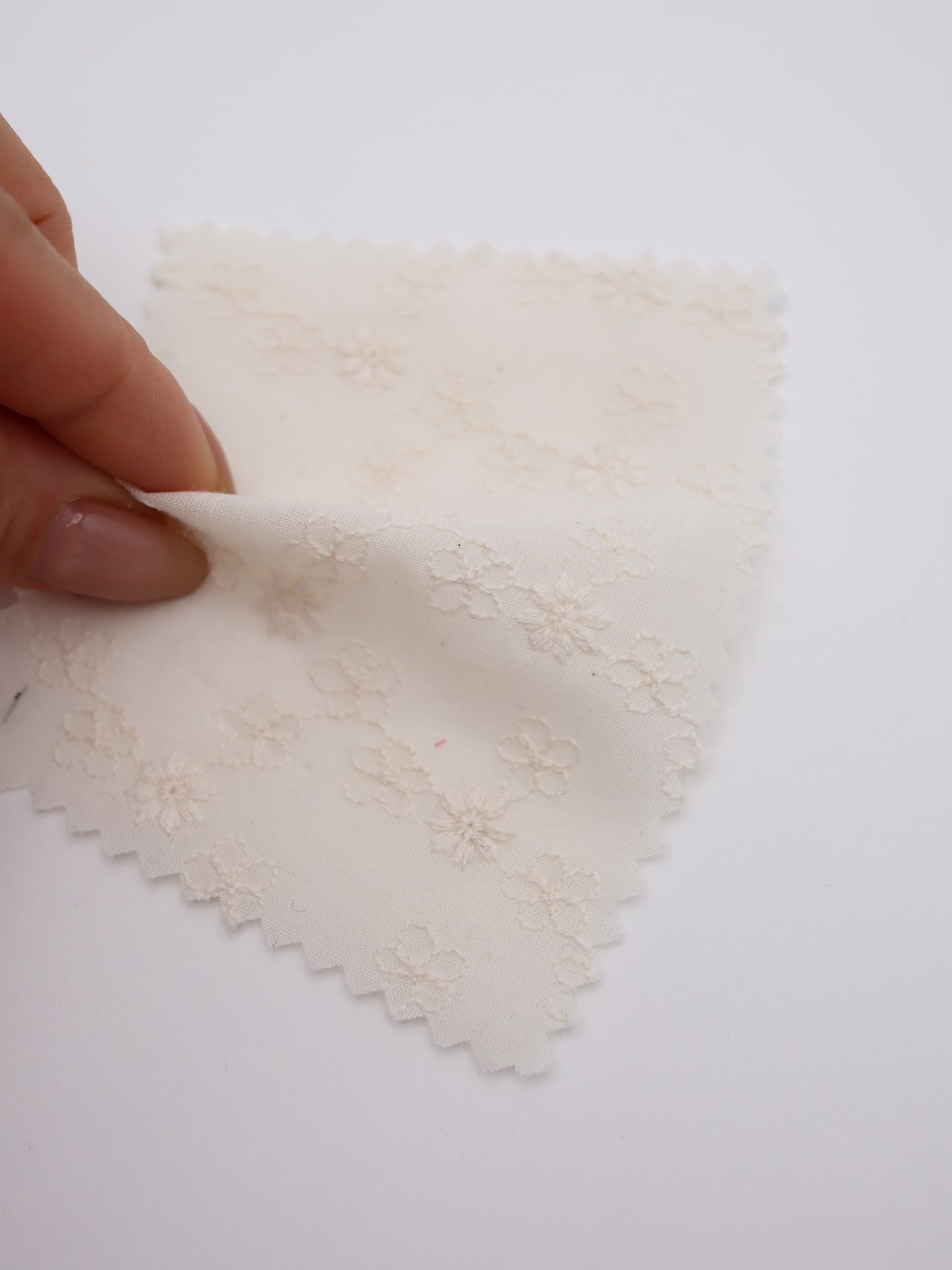 綿100%・プチフラワー刺繍ローン生地｜【生地幅】約129センチ 【混率】綿100％｜春夏ブラウス・ワンピース・子供服向け