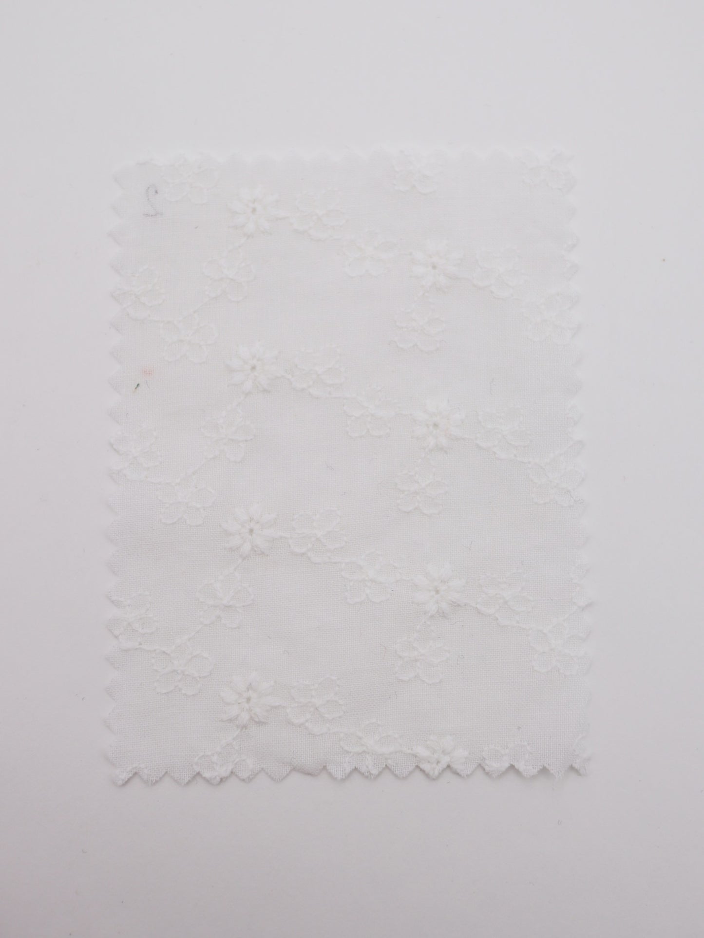綿100%・プチフラワー刺繍ローン生地｜【生地幅】約129センチ 【混率】綿100％｜春夏ブラウス・ワンピース・子供服向け