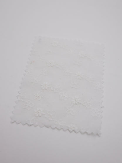 綿100%・プチフラワー刺繍ローン生地｜【生地幅】約129センチ 【混率】綿100％｜春夏ブラウス・ワンピース・子供服向け