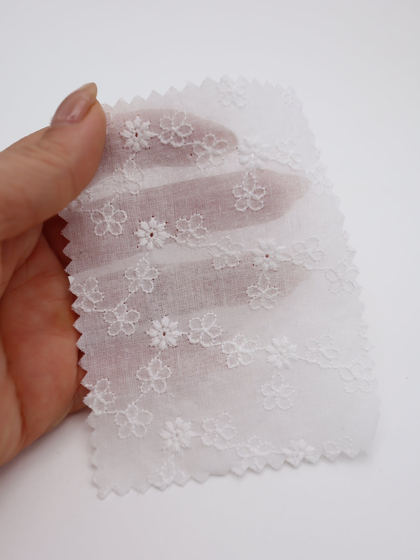 綿100%・プチフラワー刺繍ローン生地｜【生地幅】約129センチ 【混率】綿100％｜春夏ブラウス・ワンピース・子供服向け