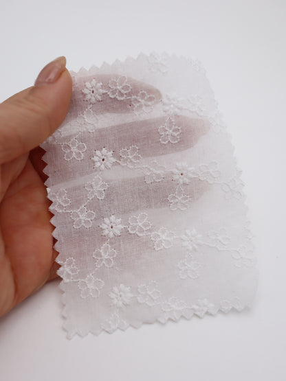 綿100%・プチフラワー刺繍ローン生地｜【生地幅】約129センチ 【混率】綿100％｜春夏ブラウス・ワンピース・子供服向け