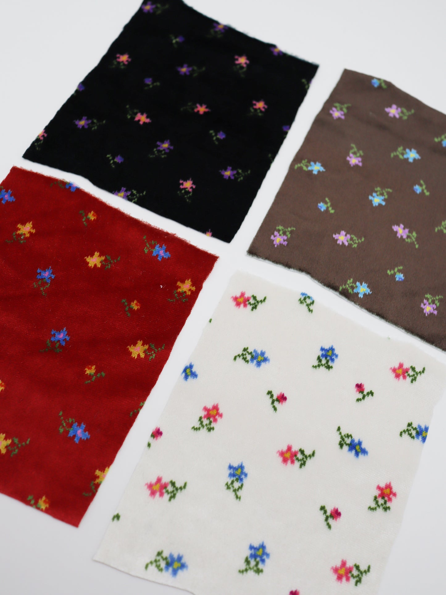 【25SS-132】小花柄プリントストレッチベロア　/0.5ｙあたり = ～1040円