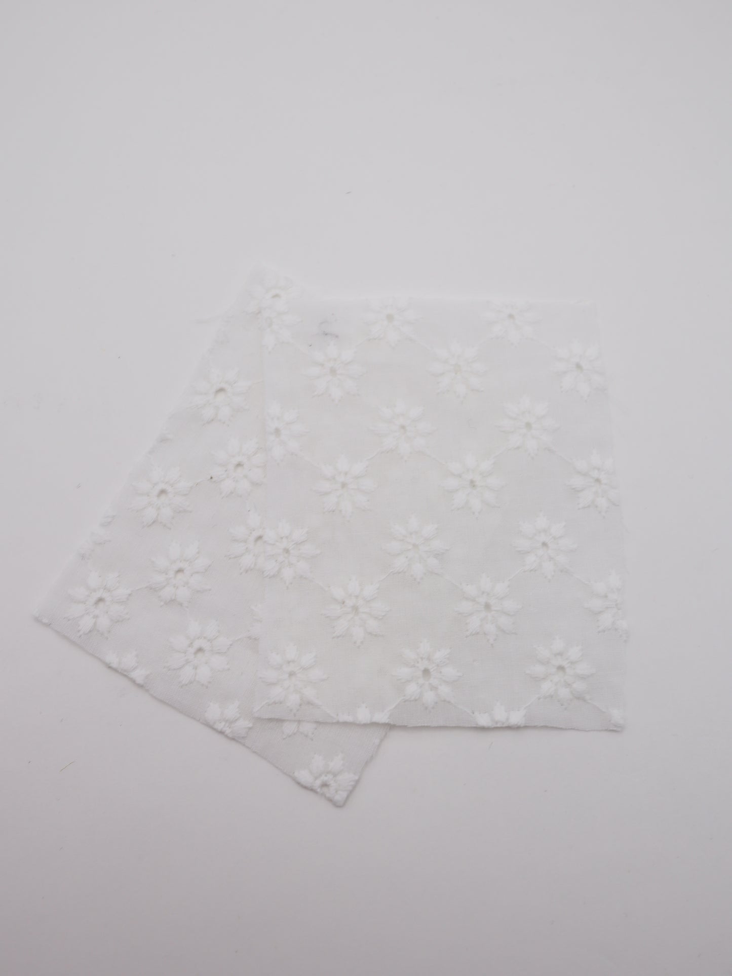 綿100%・幾何学フラワー刺繍ローン生地｜【生地幅】約142センチ 【混率】綿100％｜春夏ブラウス・ワンピ・子供服向け