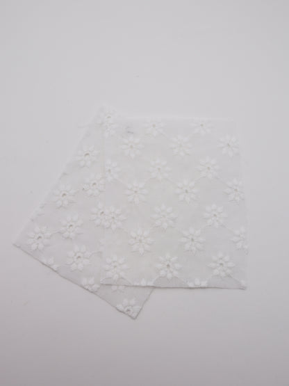 綿100%・幾何学フラワー刺繍ローン生地｜【生地幅】約142センチ 【混率】綿100％｜春夏ブラウス・ワンピ・子供服向け