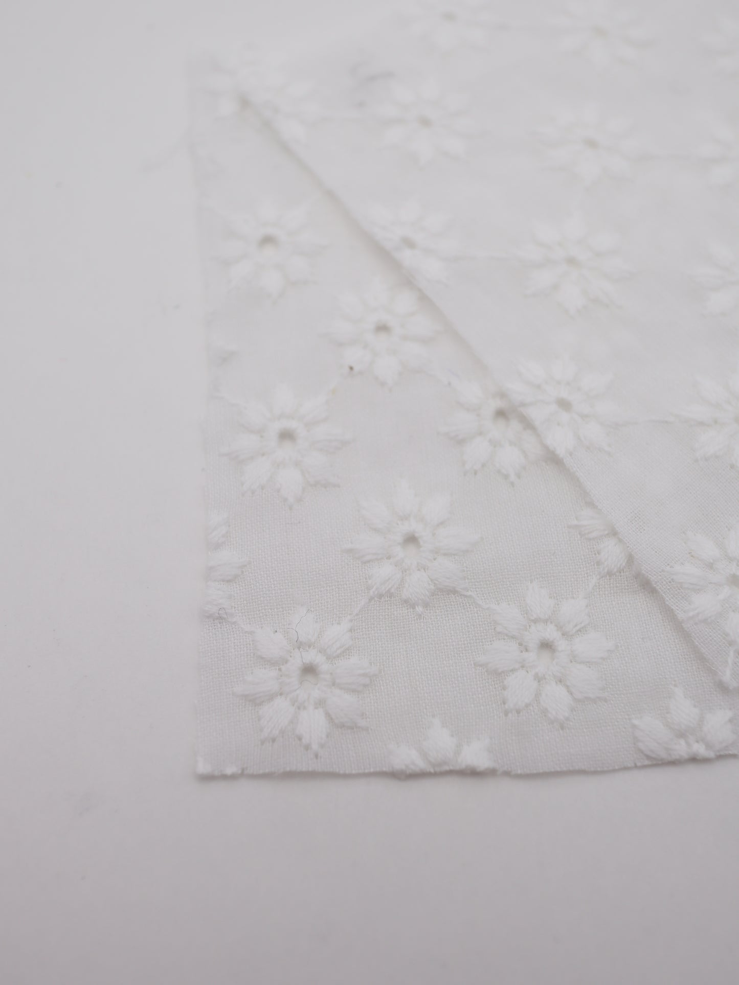 綿100%・幾何学フラワー刺繍ローン生地｜【生地幅】約142センチ 【混率】綿100％｜春夏ブラウス・ワンピ・子供服向け