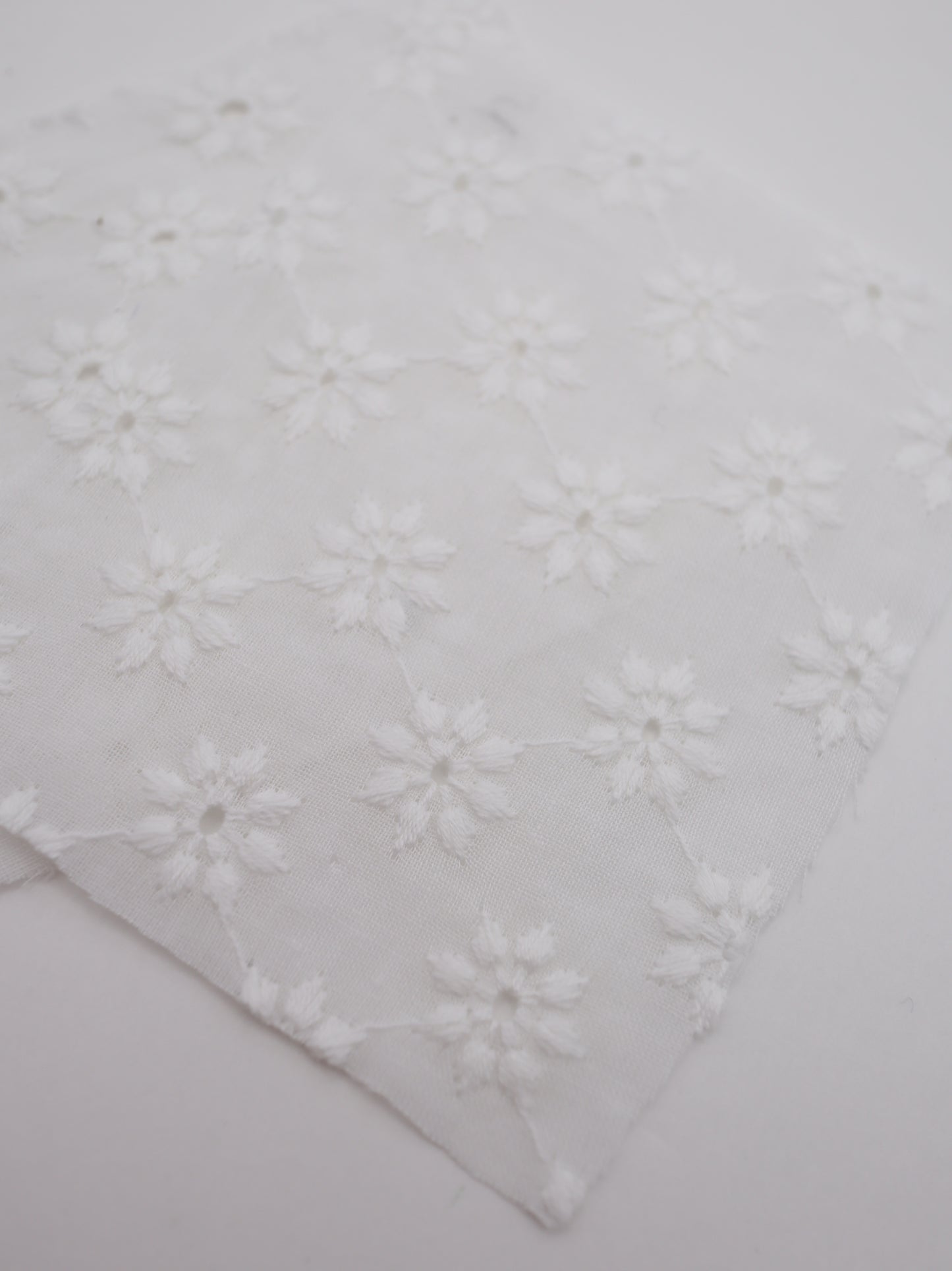 綿100%・幾何学フラワー刺繍ローン生地｜【生地幅】約142センチ 【混率】綿100％｜春夏ブラウス・ワンピ・子供服向け