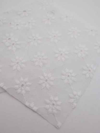 綿100%・幾何学フラワー刺繍ローン生地｜【生地幅】約142センチ 【混率】綿100％｜春夏ブラウス・ワンピ・子供服向け