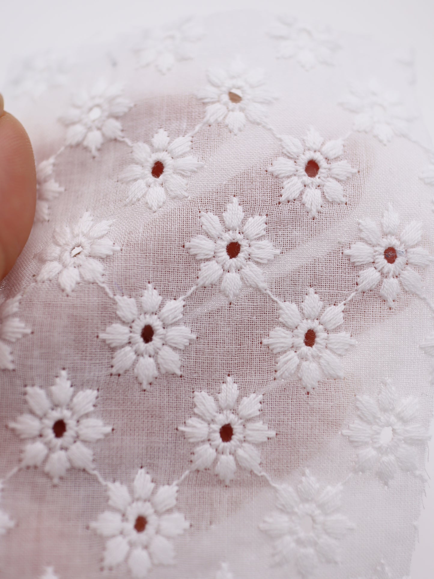 綿100%・幾何学フラワー刺繍ローン生地｜【生地幅】約142センチ 【混率】綿100％｜春夏ブラウス・ワンピ・子供服向け