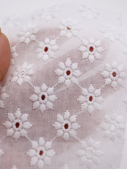 綿100%・幾何学フラワー刺繍ローン生地｜【生地幅】約142センチ 【混率】綿100％｜春夏ブラウス・ワンピ・子供服向け