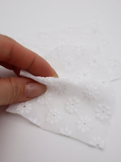綿100%・幾何学フラワー刺繍ローン生地｜【生地幅】約142センチ 【混率】綿100％｜春夏ブラウス・ワンピ・子供服向け
