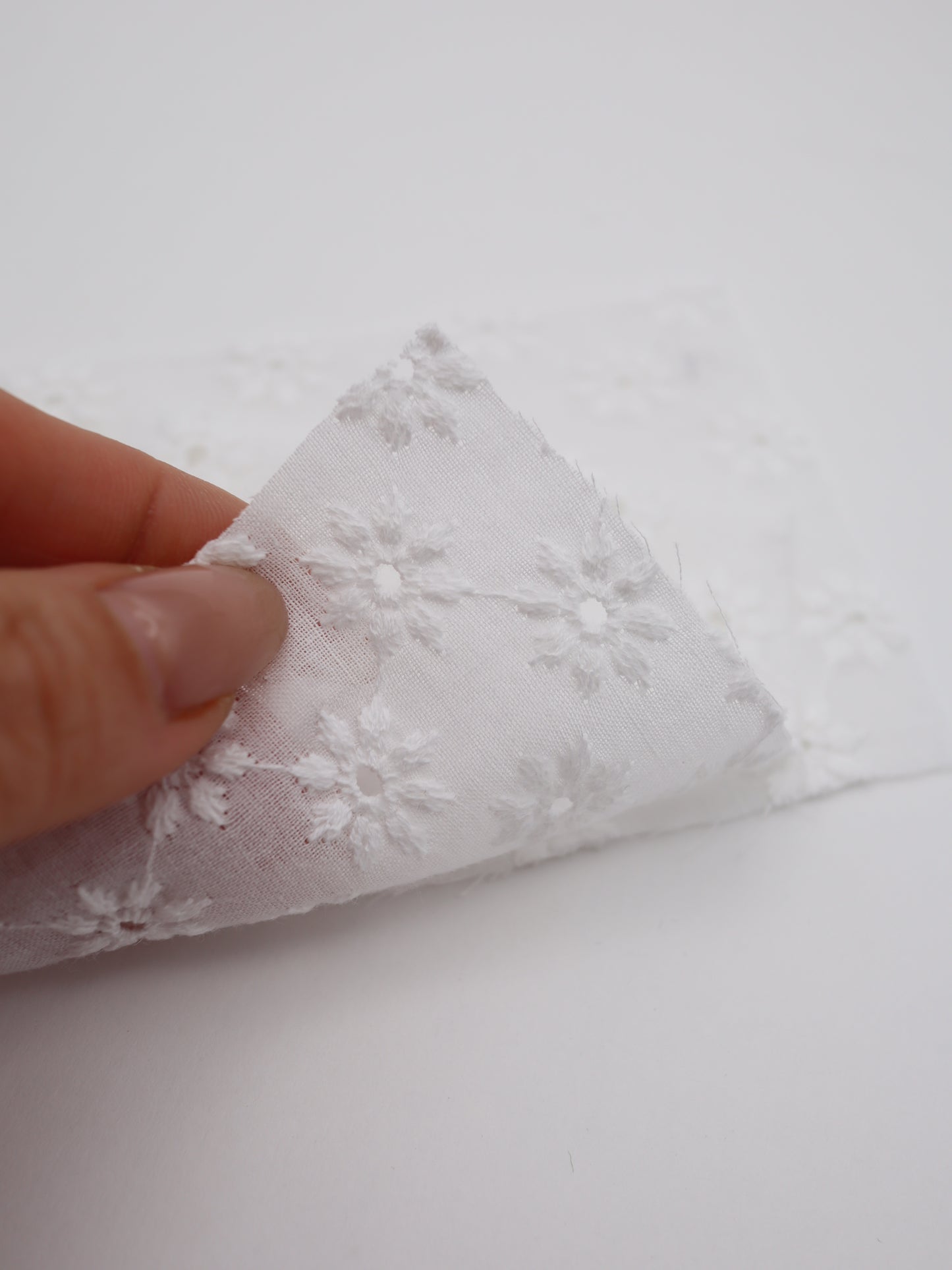 綿100%・幾何学フラワー刺繍ローン生地｜【生地幅】約142センチ 【混率】綿100％｜春夏ブラウス・ワンピ・子供服向け