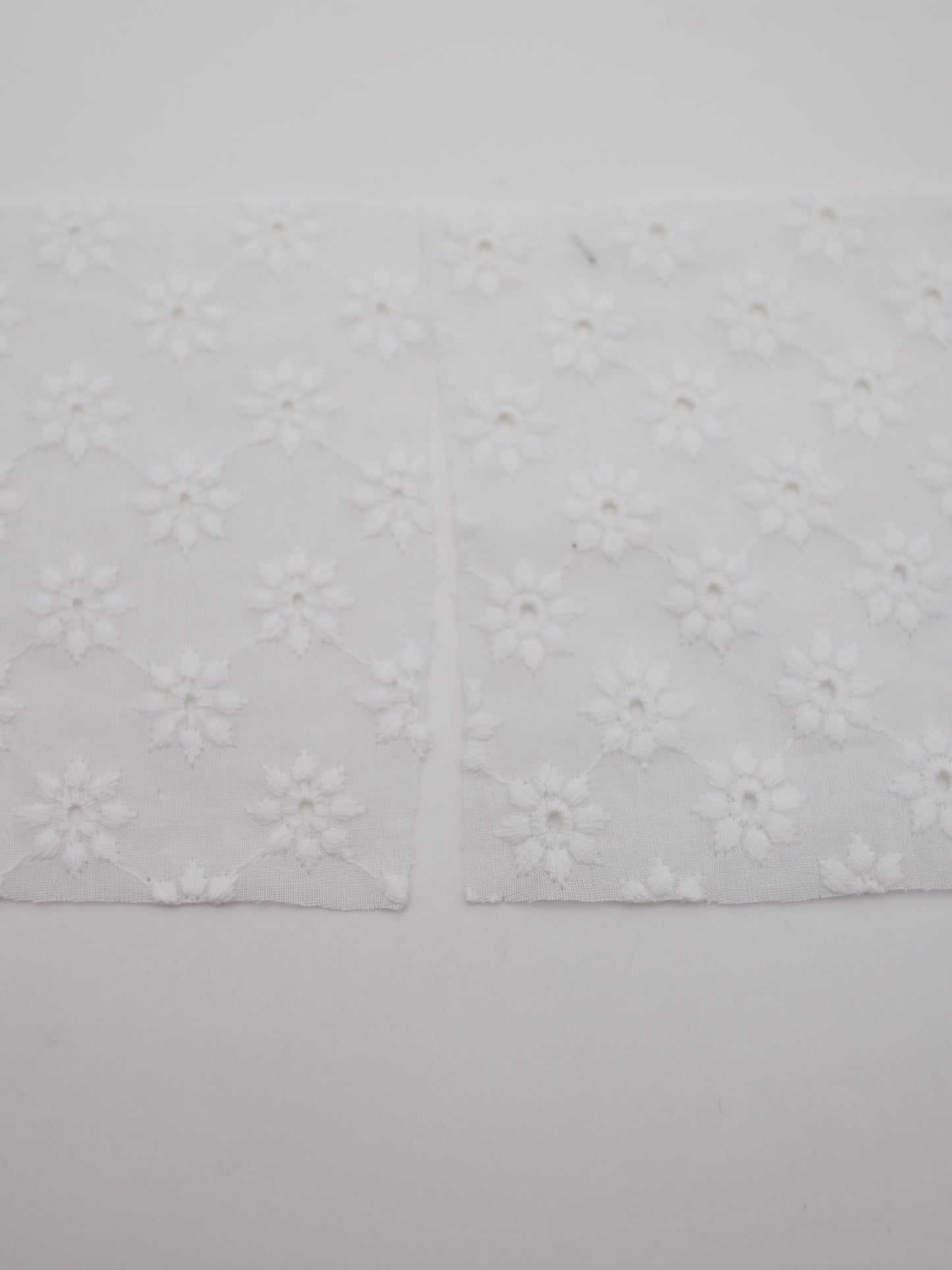 綿100%・幾何学フラワー刺繍ローン生地｜【生地幅】約142センチ 【混率】綿100％｜春夏ブラウス・ワンピ・子供服向け